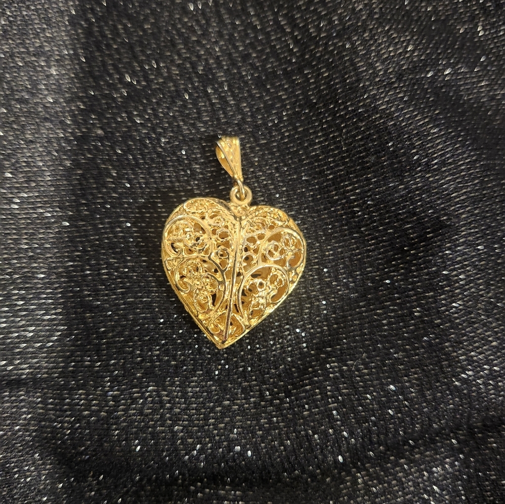 Elegant Gold Heart Pendant - Picture 4 of 5